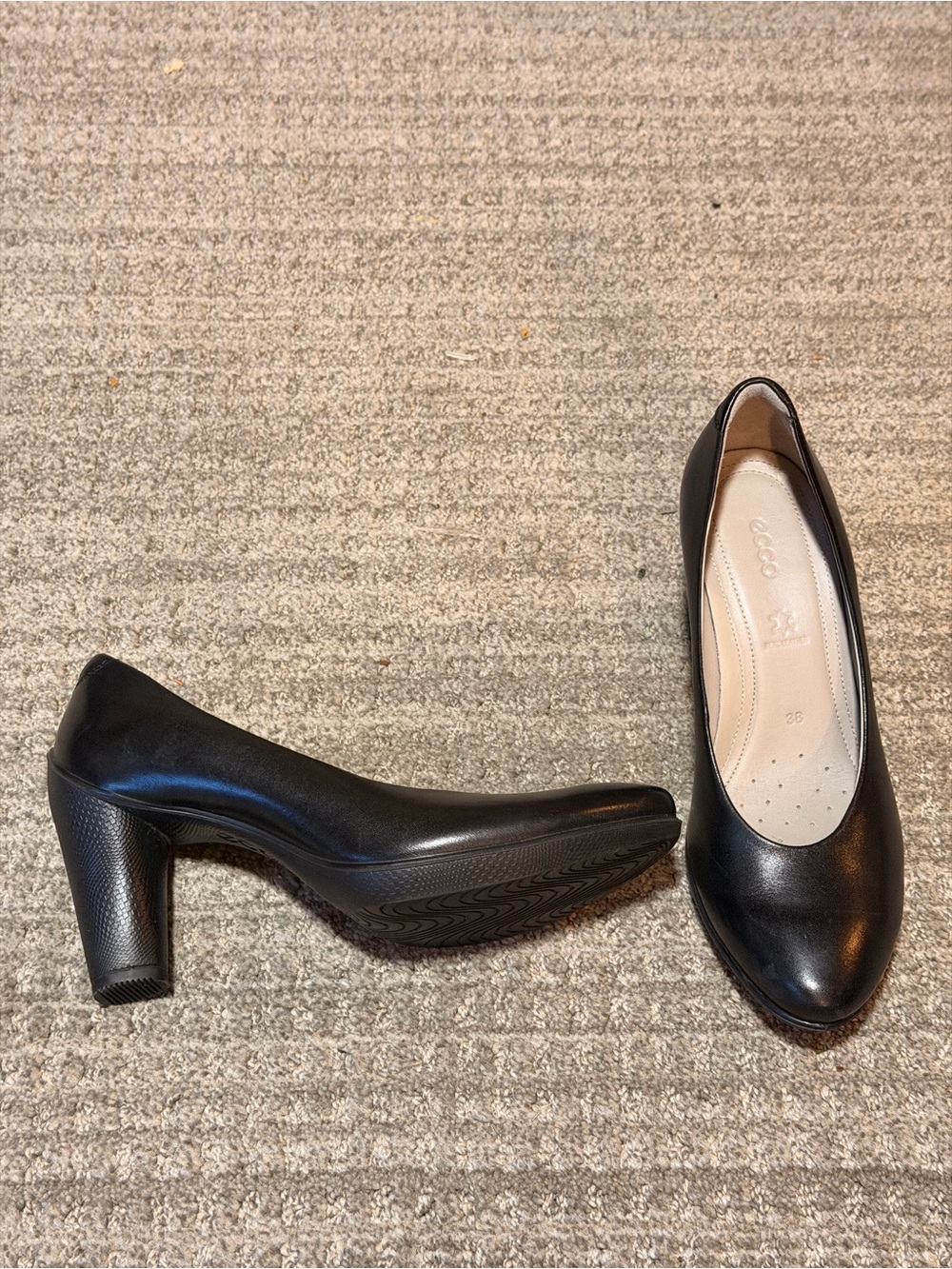 Ecco Black Leather Chunky Heel Pumps